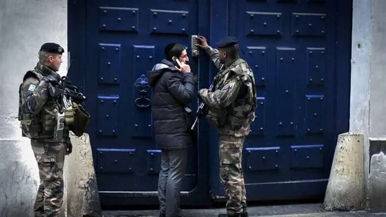 French soldiers guard the entrance to a Paris synagogue