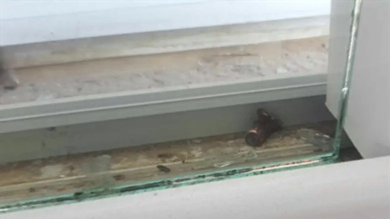Пуля, обнаруженная в окне жилого дома