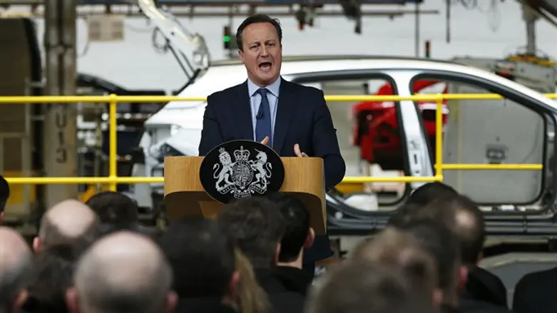 נלחם נגד המגמה בסקרים. ר"מ בריטניה מנסה לשכנע עובדים במפעל רכב בחשיבות ההישארות באיחוד
