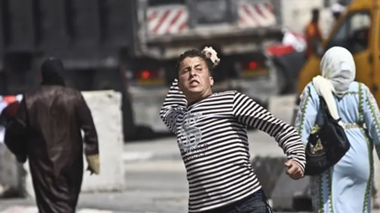 Palestinian rock-thrower (file)