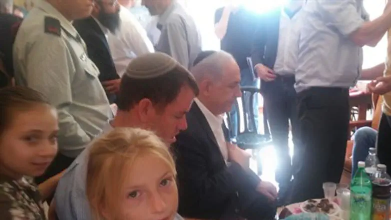 Биньямин Нетаньяху с родными убитой в теракте