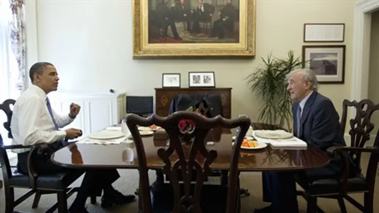 Barack Obama, Elie Wiesel have lunch on the Oval Office