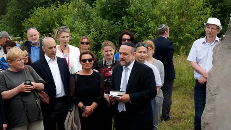 Polish Chief Rabbi Michael Schudrich recites prayers for victims of Jedwabne massacre