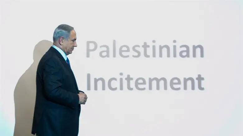 Binyamin Netanyahu displays Palestinian incitement to journalists