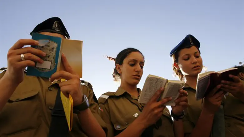 הסיבה העיקרית להתנגדות הרבנית לגיוס בנות היא האווירה בצבא. חיילות דתיות