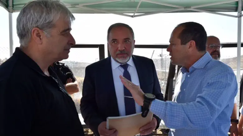 Liberman with Barkat (right) and Roeh