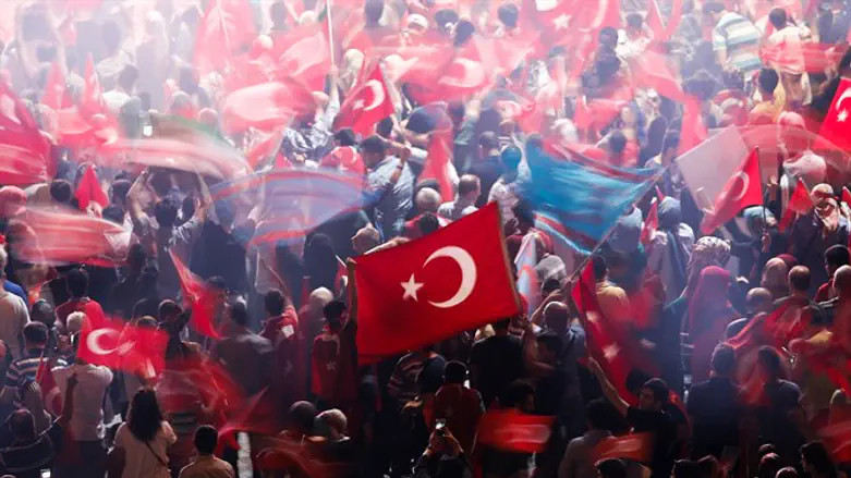 ההפיכה בטורקיה: מי מייצג את הדמוקרטיה?