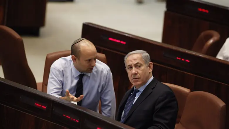Netanyahu speaks with Bennett in the Knesset