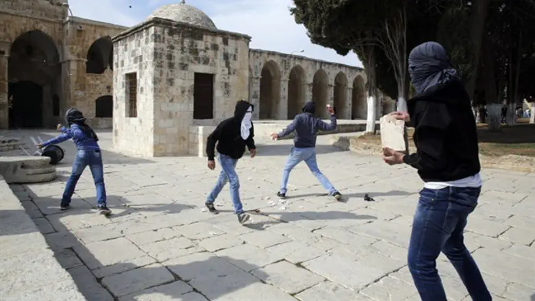 Muslim rioters with rocks on the Temple Mount