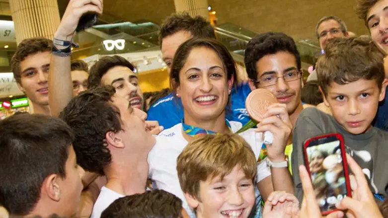 Yarden Gerbi and fans at the Ben Gurion Airport