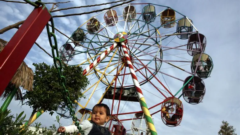 Toddler at a ferris wheel (Illustration)