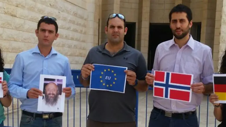 "החתירה האירופית תחת המדיניות הישראלית מעודדת טרור". מחאת אנשי 'אם תרצו' מחוץ לבית המשפט