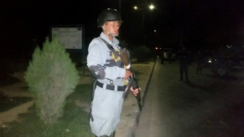 Афганский полицейский возле университета в Кабуле
