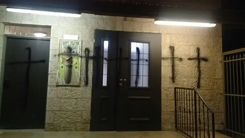 הצלבים על קירות בית הכנסת