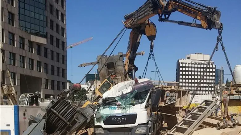 crane collapse scene in Tel Aviv