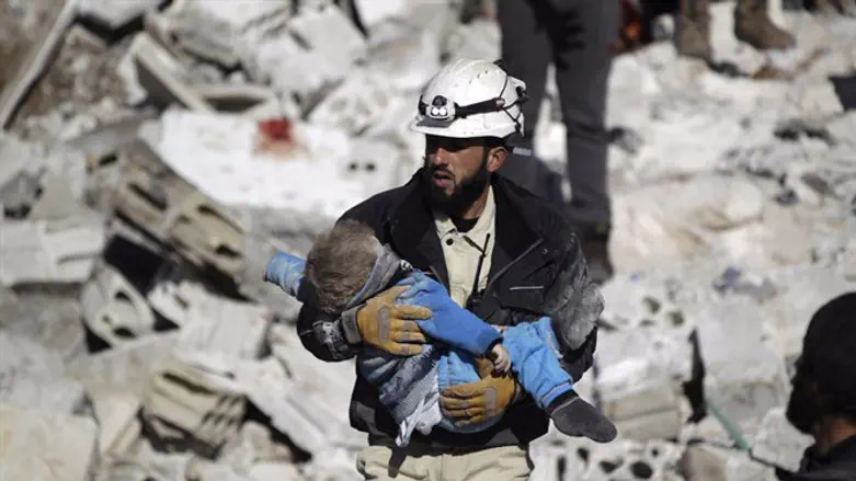 חילוץ ילדים מהריסות בעיר אידליב בסוריה