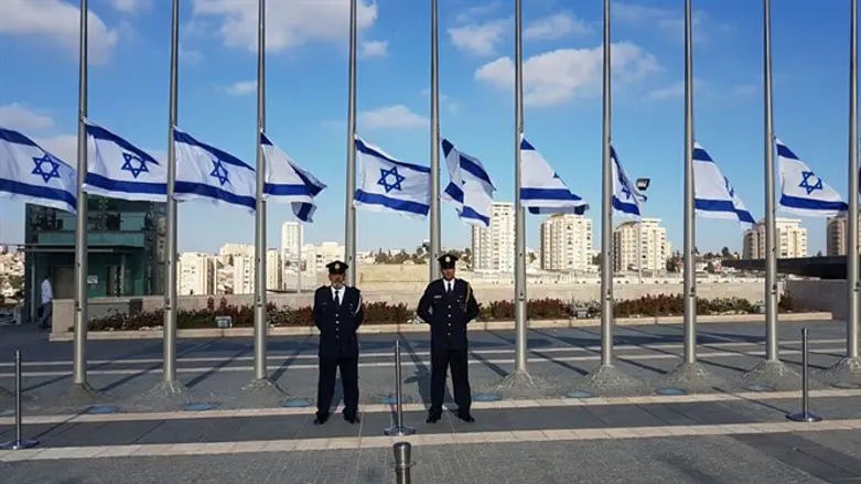הדגלים בחצי התורן ברחבת הכנסת