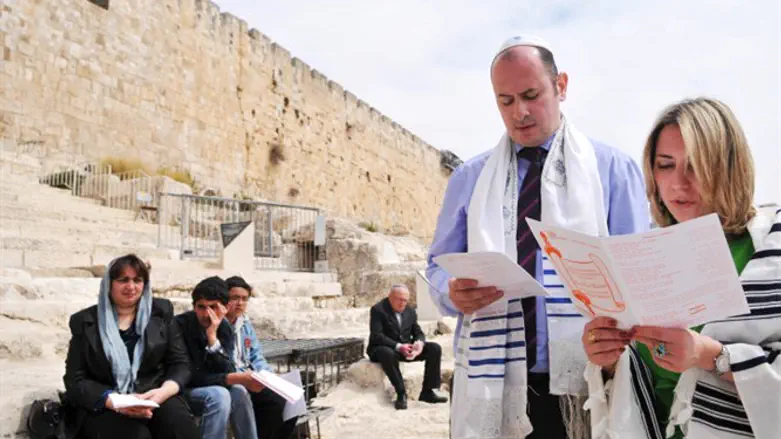 Exploiting the Western Wall to incite against the Israeli government 