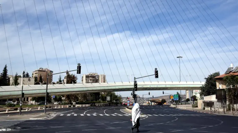 Worshipper walks through Jerusalem during Yom Kippur 2016
