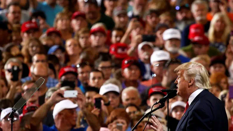 Trump addresses crowd at Waukesha, Wisconsin