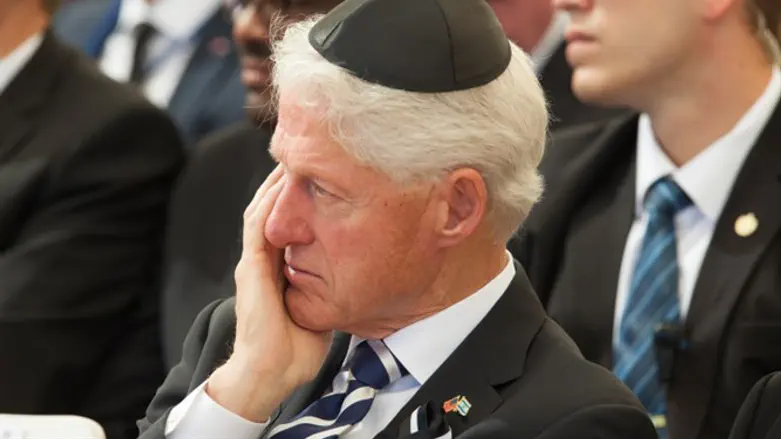 Clinton attends Peres funeral in Israel