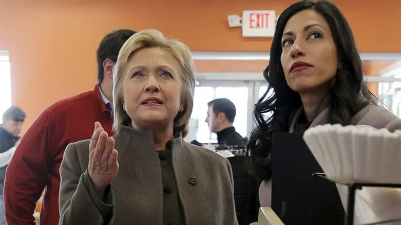 Clinton and Huma Abedin in New Hampshire