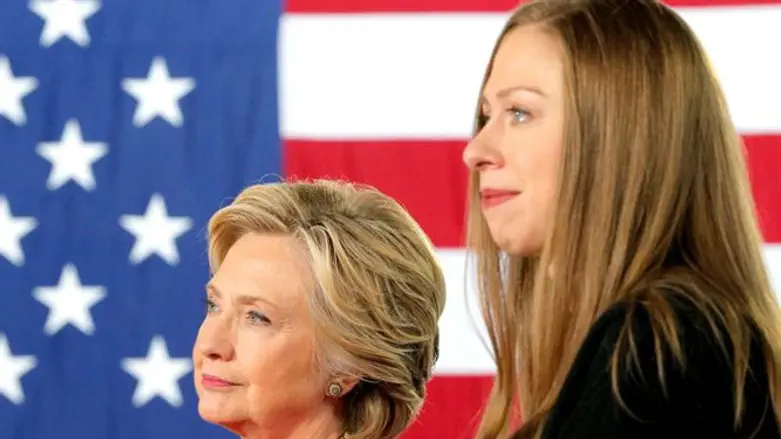 Chelsea Clinton with her mother, Hillary