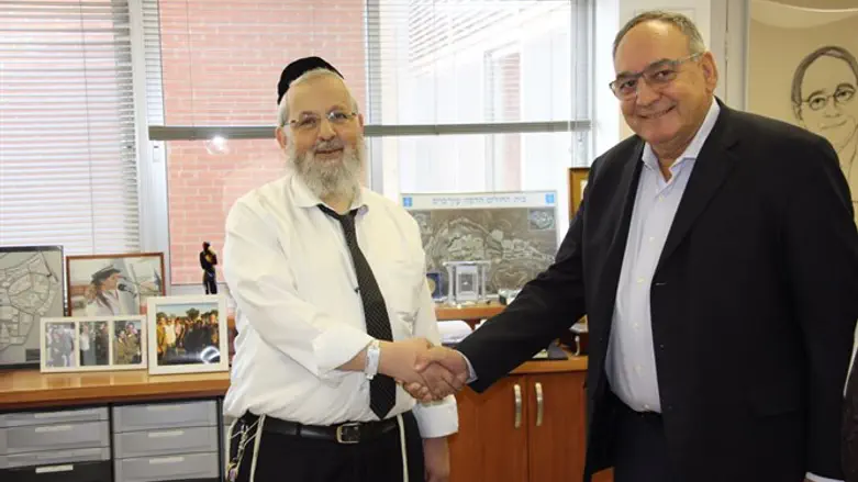 Hadassah Director-General Ze'ev Rothstein and new parent Yitzhak Peres