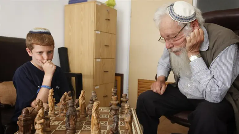 Профессор Ауман играет с внуком в шахматы