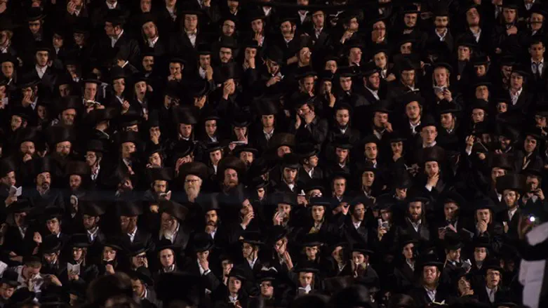 Hassidic 'tish,' a central feature of hassidic life
