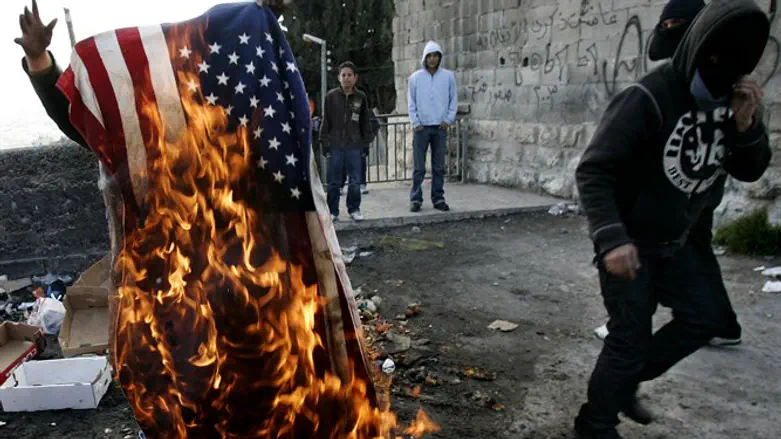 Palestinian Arabs burn American flag in Jerusalem (file)