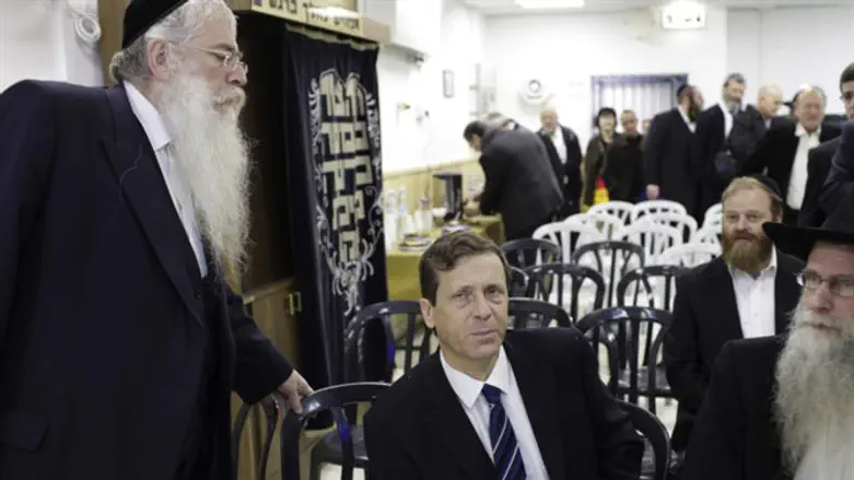 Isaac Herzog visits Beitar Illit