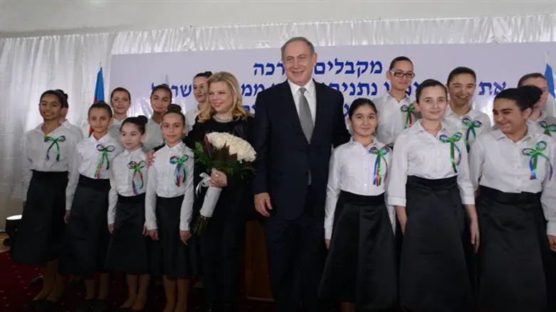 The Netanyahus meet with Jewish Azerbaijan students.