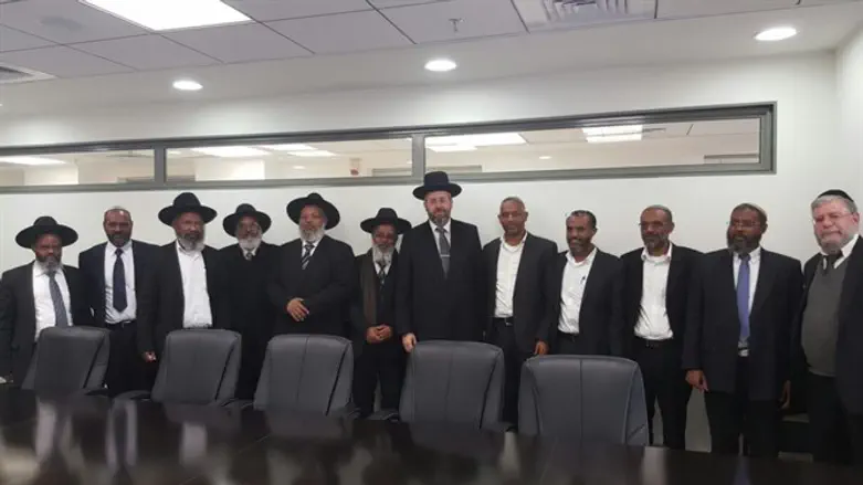 הרבנים במפגש עם הרב לאו