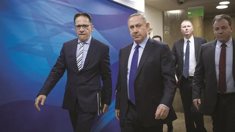 Биньямин Нетаньяху направляется на заседание Кабмина