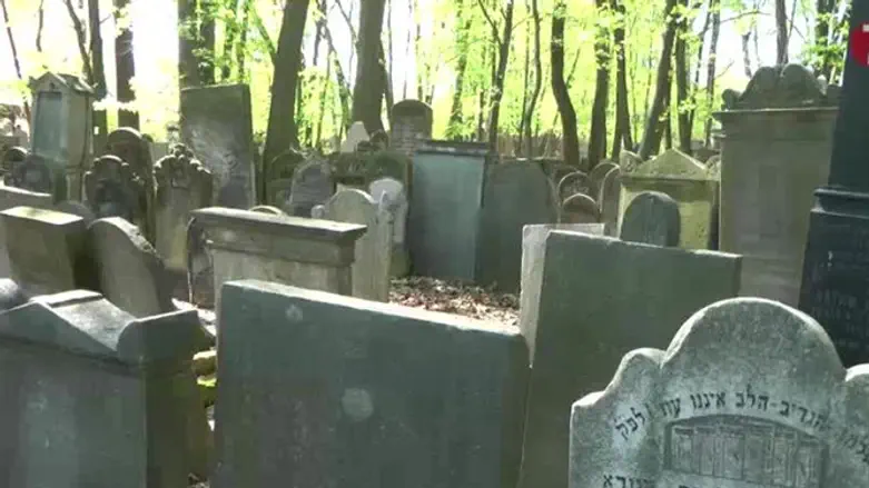 יחס אנטישמי. קברים יהודיים בפולין
