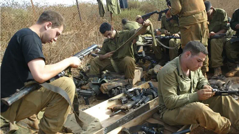 IDF soldiers clean equipment (file)