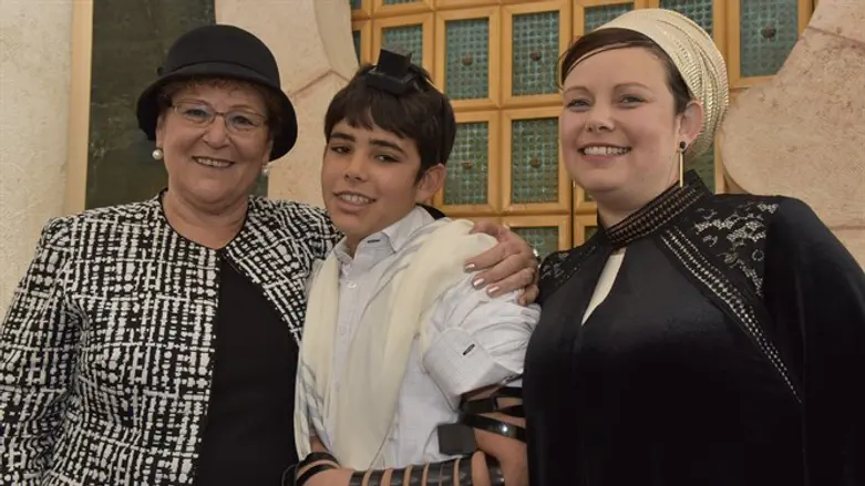 Ор Хадаш со своей мамой и бабушкой