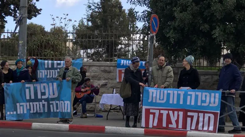 Ofra residents protest outside Prime Minister's Residence