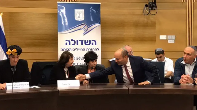 Mother of Oron Shaul meets Naftali Bennett at Knesset event