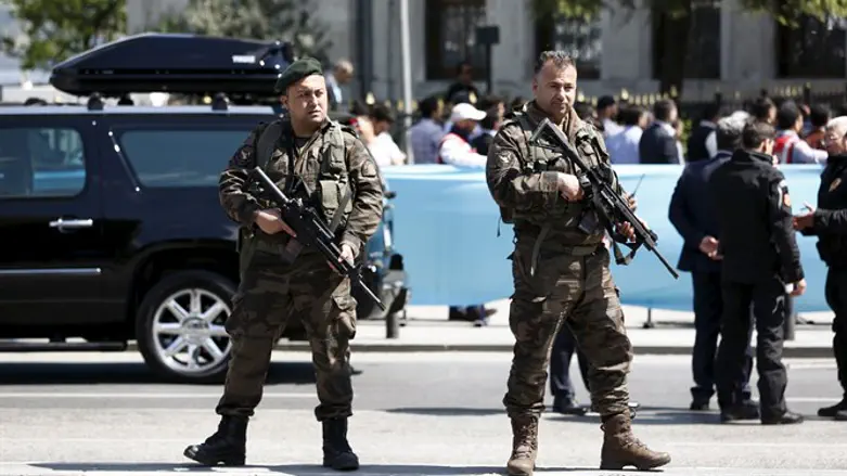 Turkish security forces stand guard in Istanbul (file)