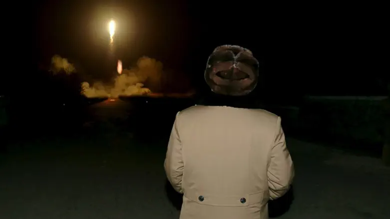 קים ג'ונג-און צופה בשיגור טיל בליסטי (ארכיון)