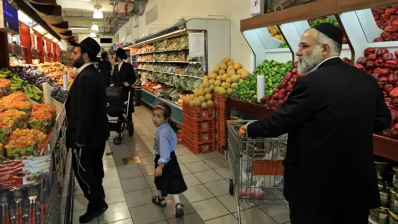 Haredim in supermarket
