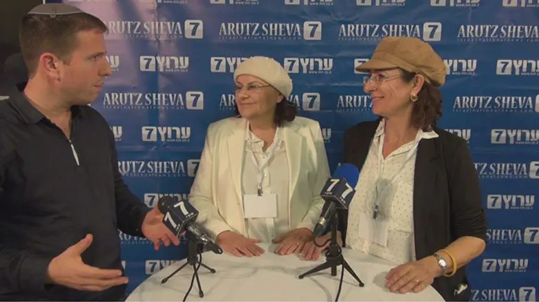 נדיה מטר ויהודית קצובר בעמדת ערוץ 7 בכנס הריבונות