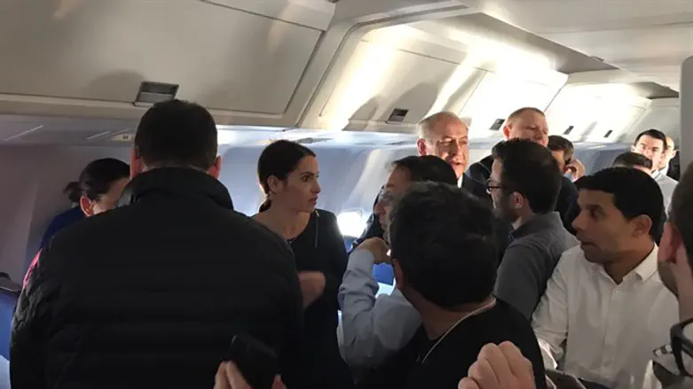 На борту самолета. Нетаньяху и журналисты