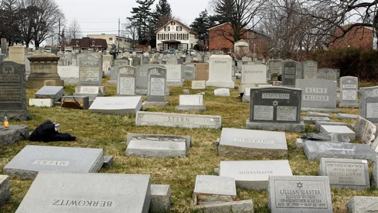 Vandalism in Philadelphia Jewish cemetery (archive)
