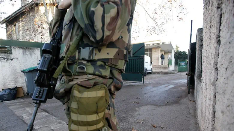 French soldier secures Jewish school in Marseille