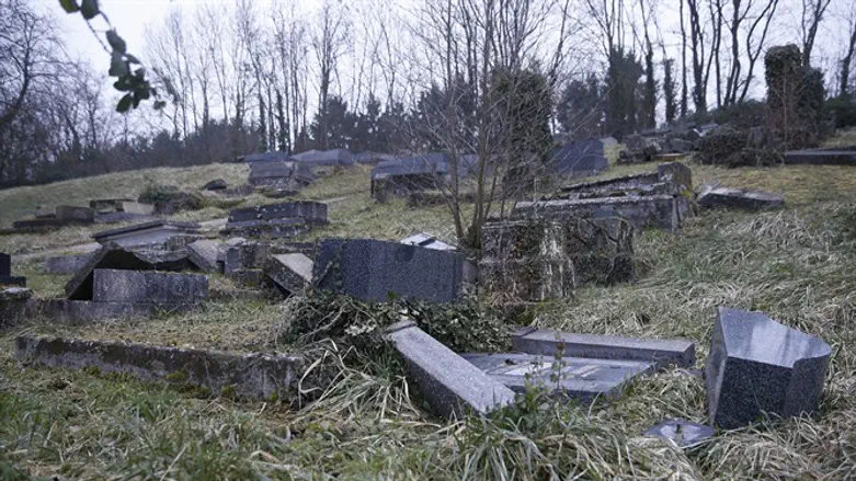 Разбитые надгробья на еврейском кладбище