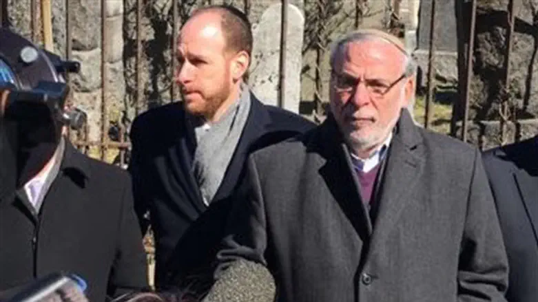 Dov Hikind visits cemetery hit by anti-Semitic vandals