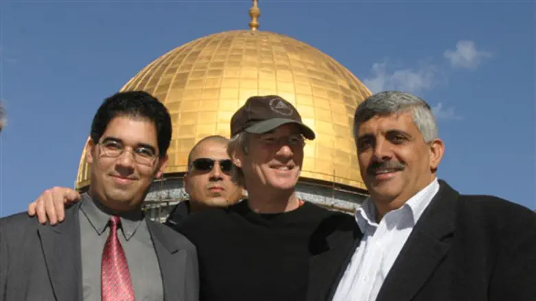 Richard Gere (center) visits Temple Mount